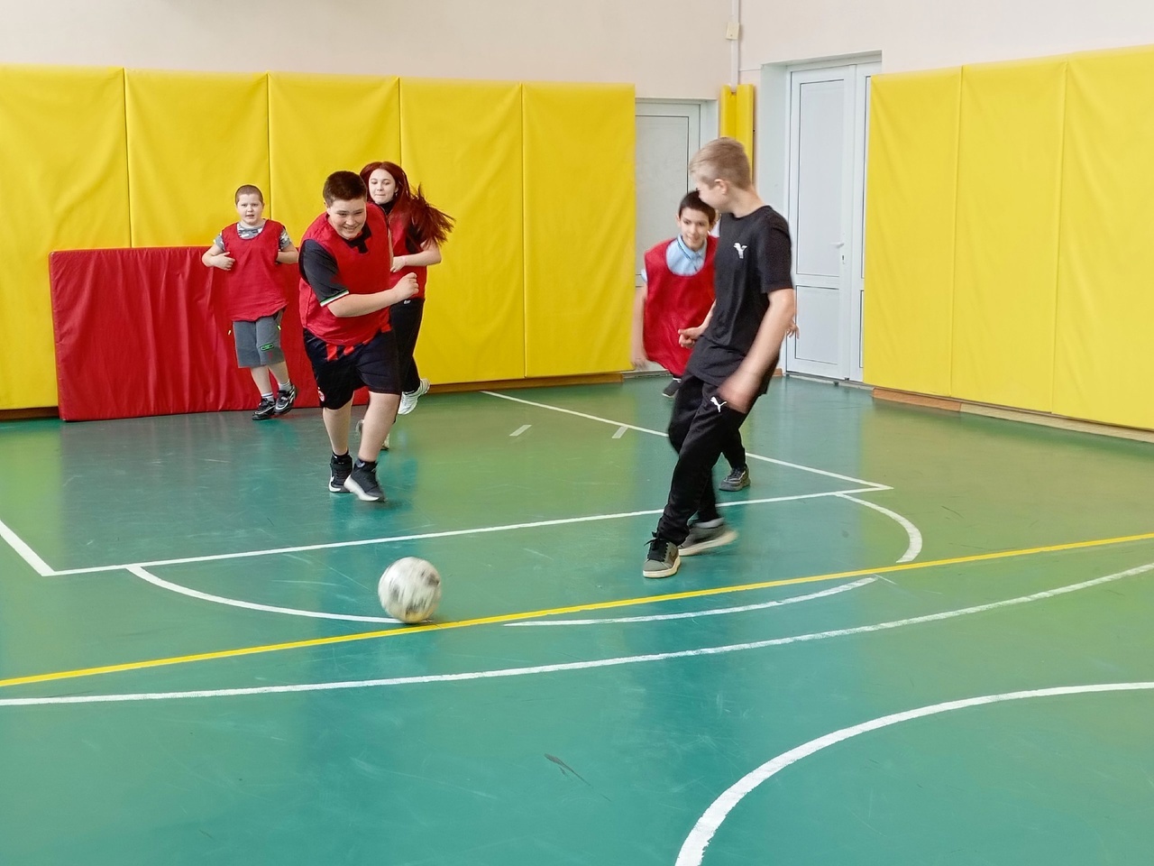 Товарищеская игра по футболу среди обучающихся 6 класса.