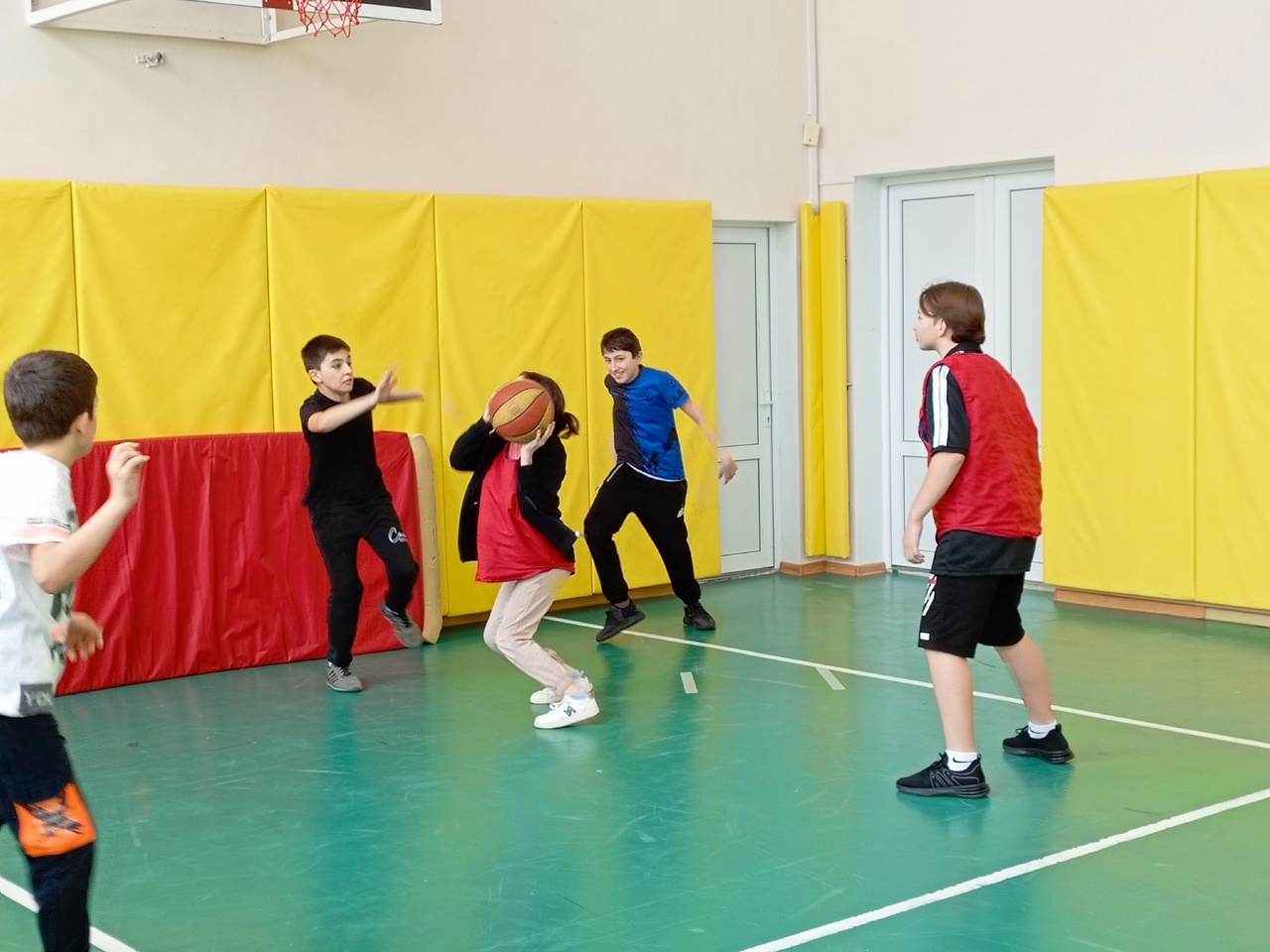 Товарищеская игра по баскетболу.